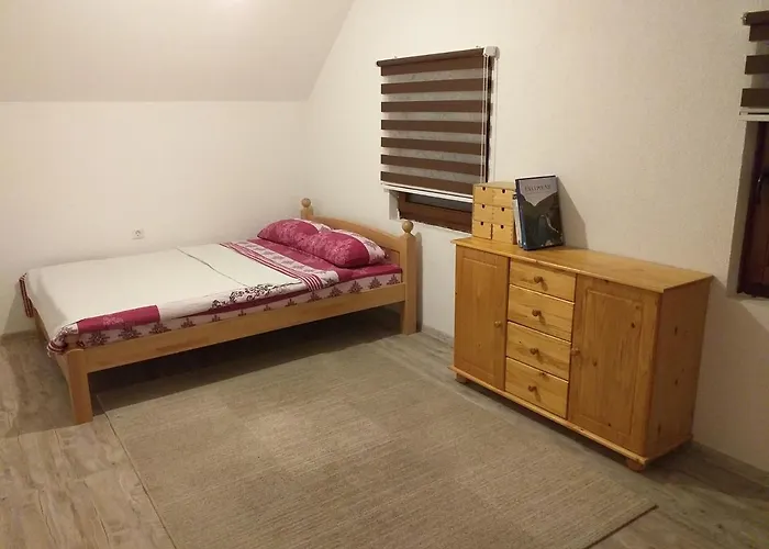 Una Holiday House