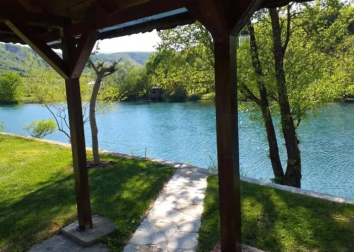 Una Holiday House